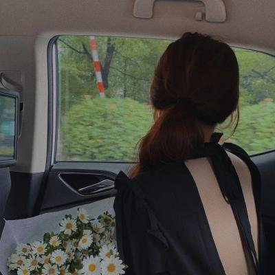 国民男神机场牵手女助理，公司火速否认，短时间内引热议